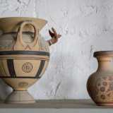 Infine notiamo del vasellame �apulo geometrico�, dalla colorazione molto chiara e con decorazioni lineari e floreali, come il piccolo oinochoe posto accanto a un'altra olla dello stesso stile